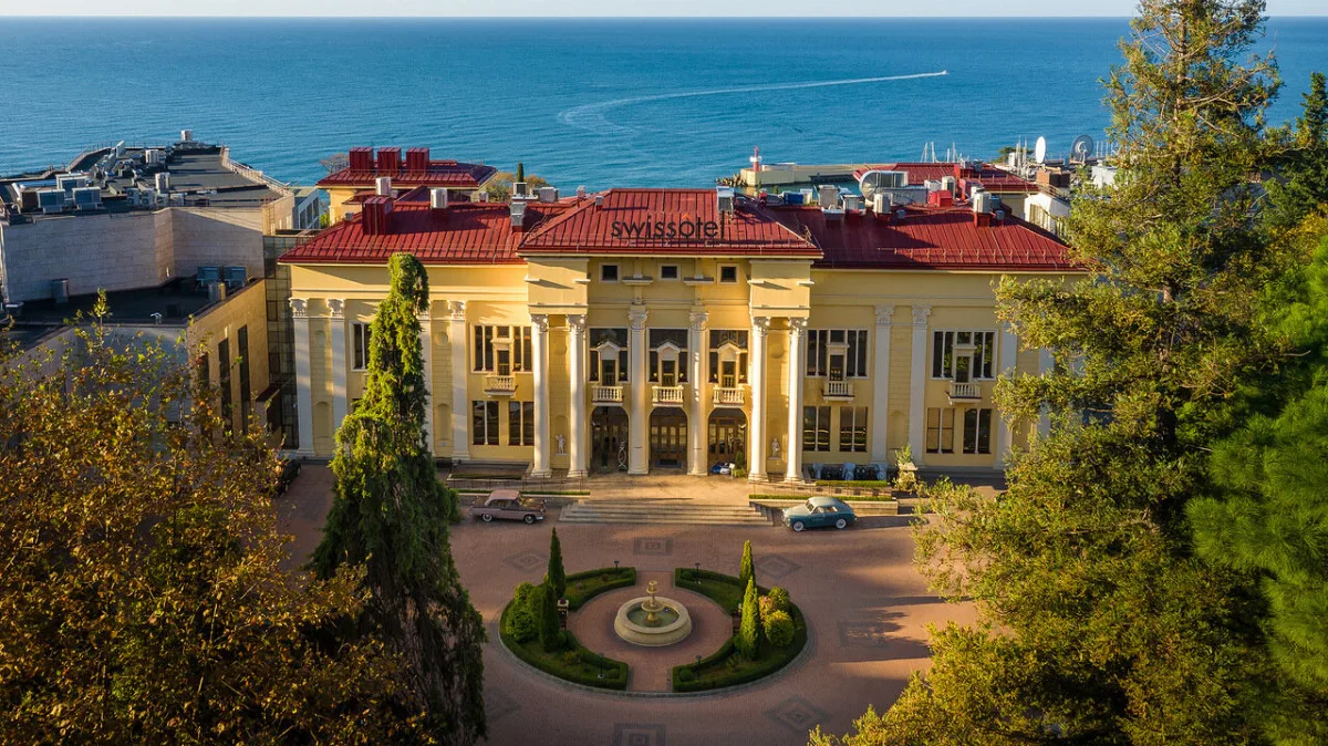 SWISSOTEL RESORT SOCHI KAMELIA расположен в Сочи в 100 м от моря, на первой линии, в ре...