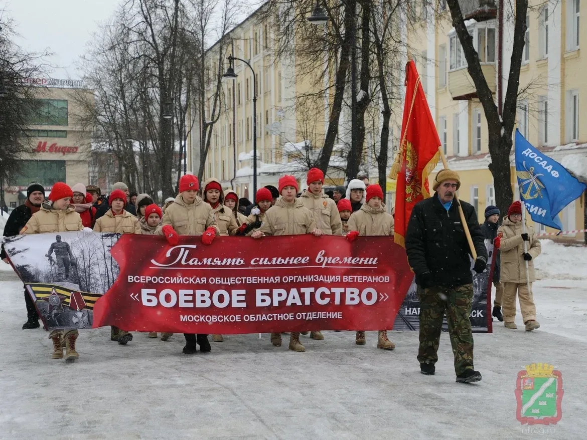 Флаги, море гвоздик в руках и чёрно-белые портреты: эти парни обрели бессмертие, исполняя служебный 