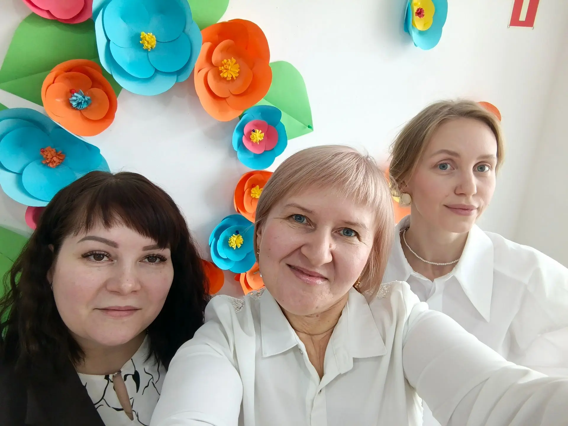 💐 Спешим поделиться с вами весенней предпраздничной атмосферой из МФЦ г.Микунь!  Коллеги приложили м