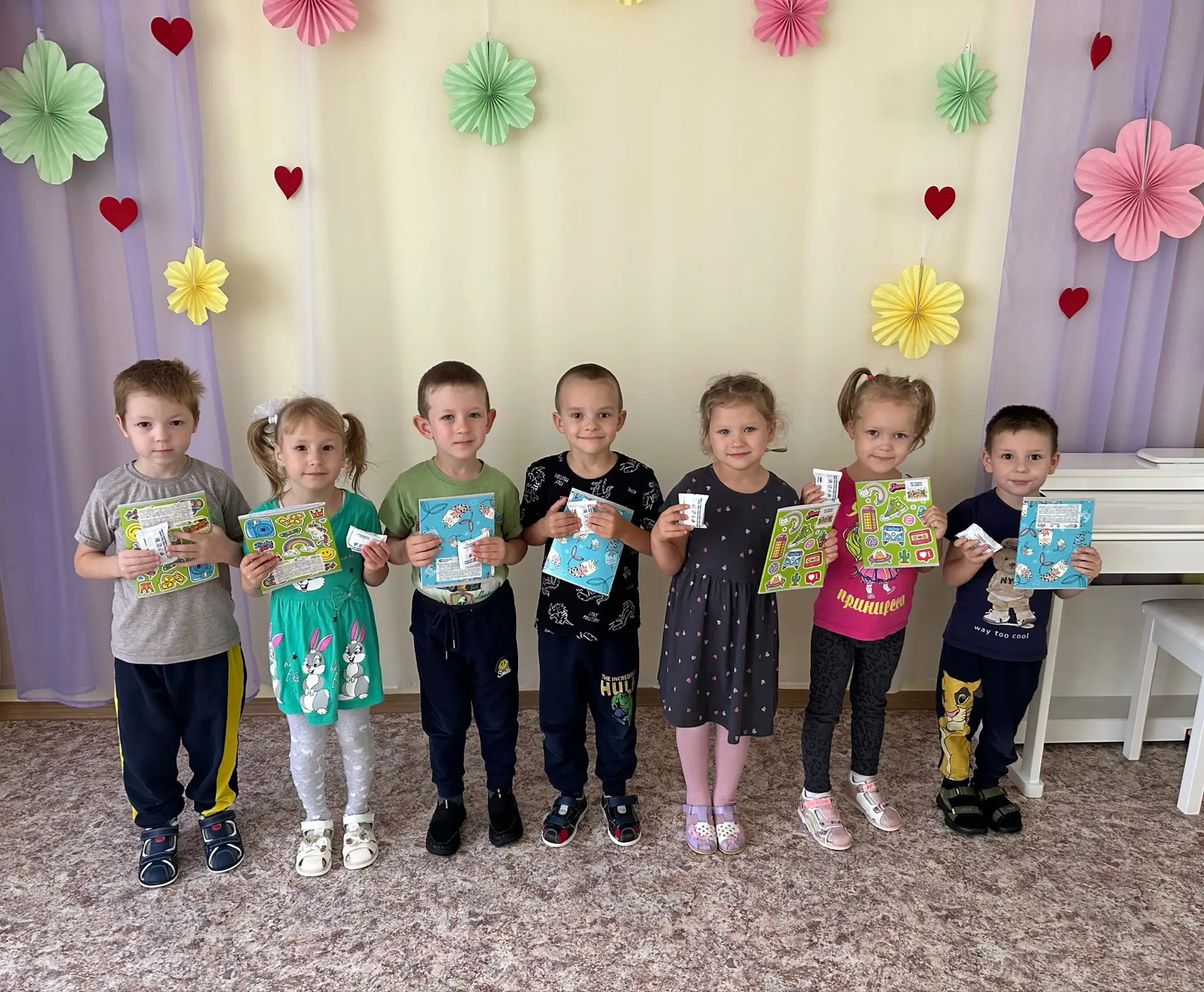 Воспитанники старшей группы ⭐️ с заслуженными памятными и сладкими подарками после пров...