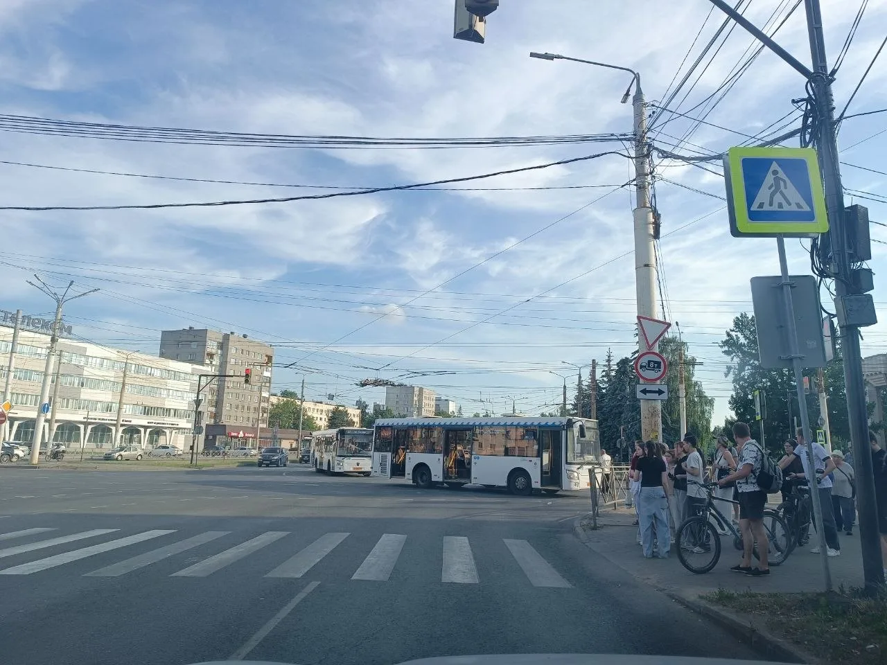 Причиной сегодняшней пробки стало ДТП с автобусом на Подлипаева