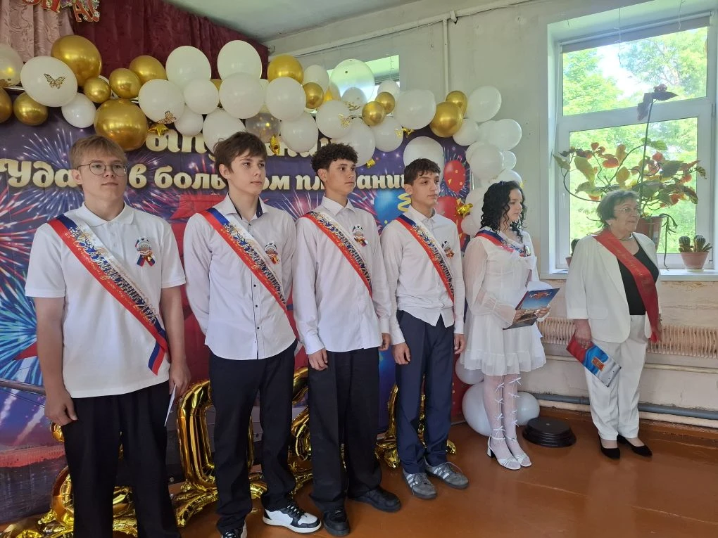 🔔🎉 Сегодня в нашей школе прозвенел последний звонок для учеников 9 класса. Этот празд...