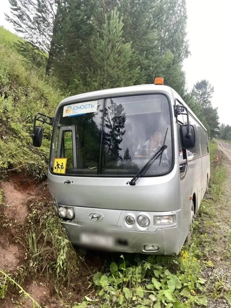 Под Красноярском автобус с детьми съехал в кювет