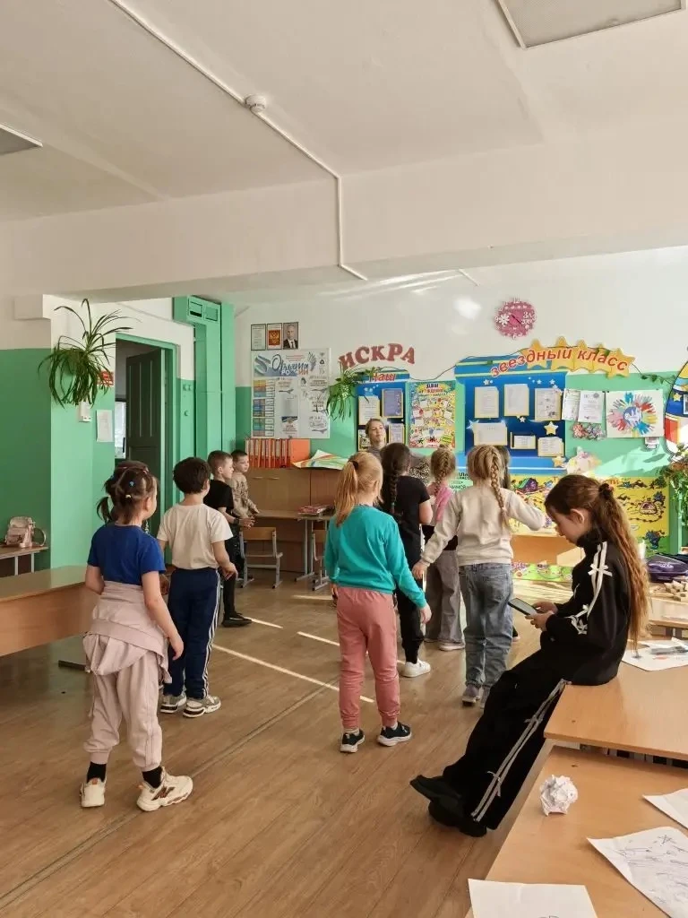 Второй день в лагере "Весенний лучик": Погружение в русские традиции! 🇷🇺Сегодняшнее утро в нашем лаг