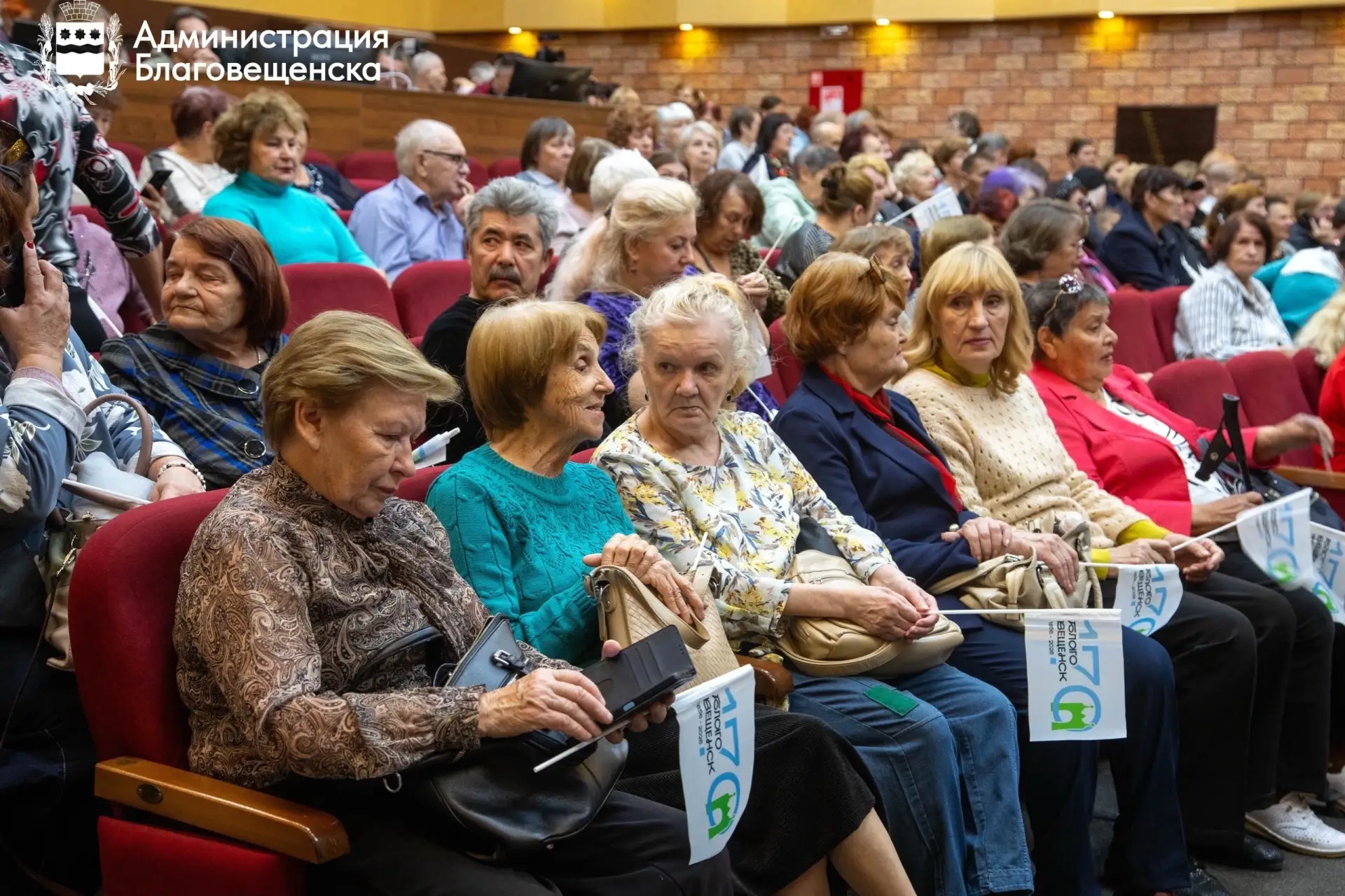 🎤В Благовещенске прошёл концерт вокалистов старшего поколения