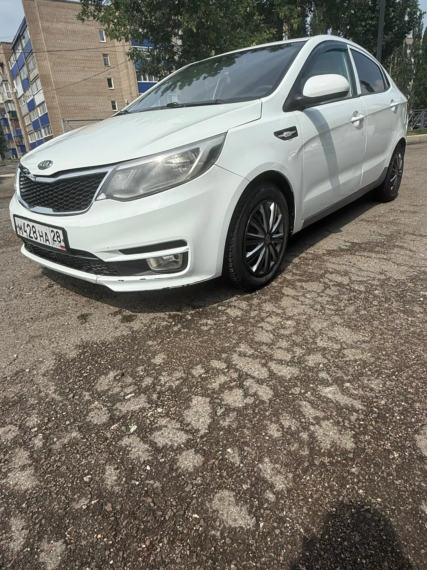 KIA rio 3, белого цвета, 22 декабря 2016 куплен. 3 хозяина. Автомат, мультируль, музыка...