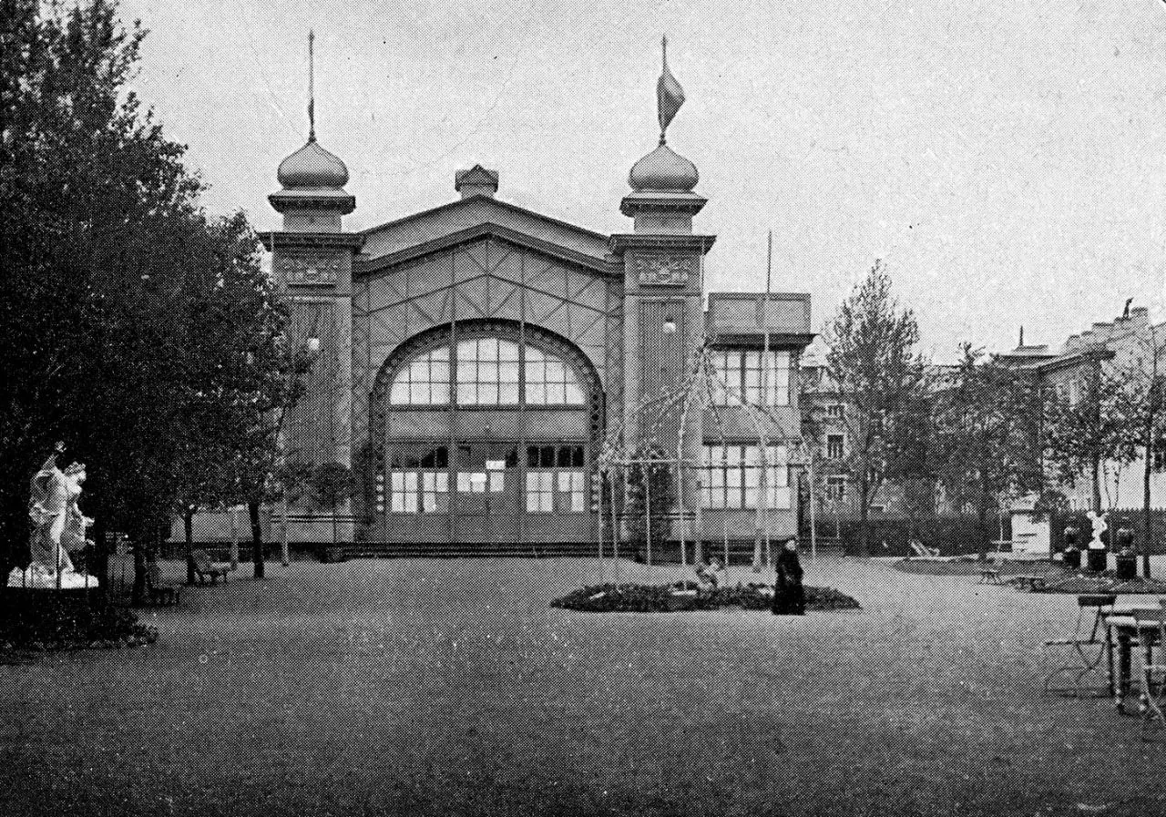 В первом павильоне «Ленфильма» открылась выставка, посвящённая 130-летию первого кинопо...