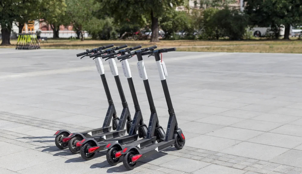 🛴 В Казахстане электросамокатам запретили движение по тротуарам и пешеходным дорожкам ...