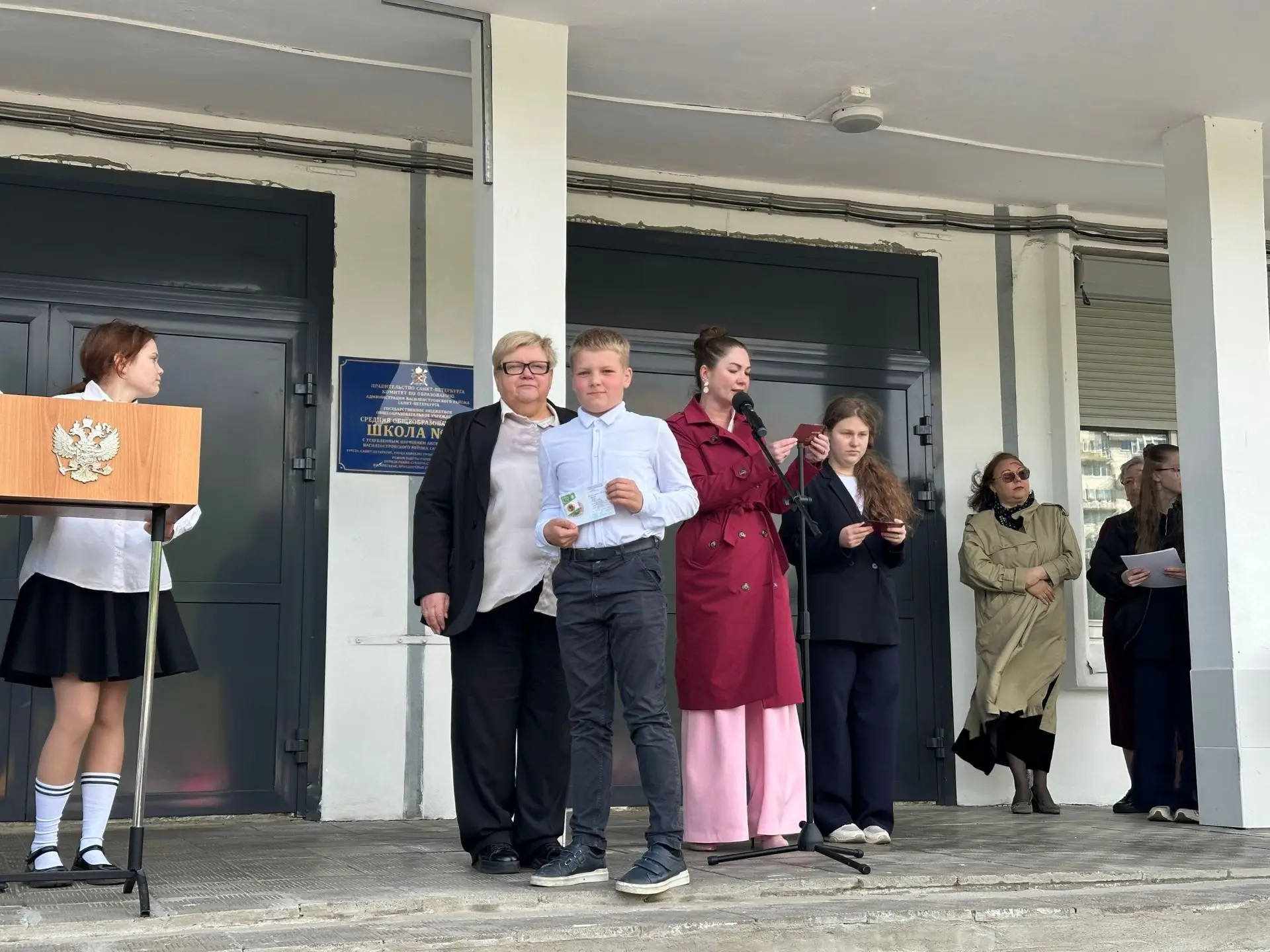 Привет, школа 👋  Утром понедельника наша школа вновь наполнилась праздничной атмосферой! Сегодня мы 