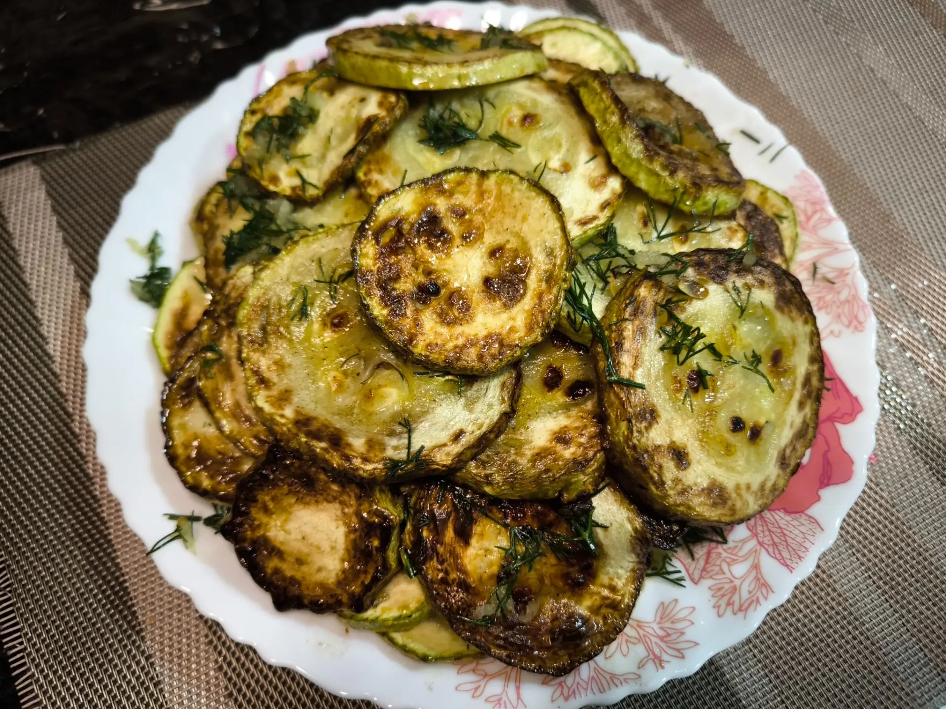 Жареные кабачки с чесноком и укропом 🧄