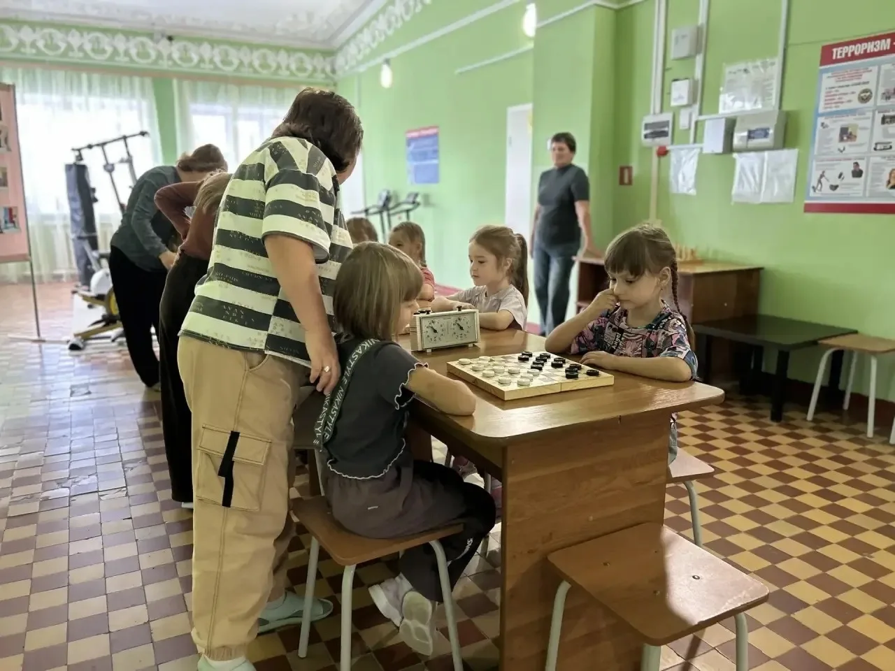 Воспитанники 5 детского сада с экскурсией посетили КДЦ им. Пушкина, где тренер по насто...
