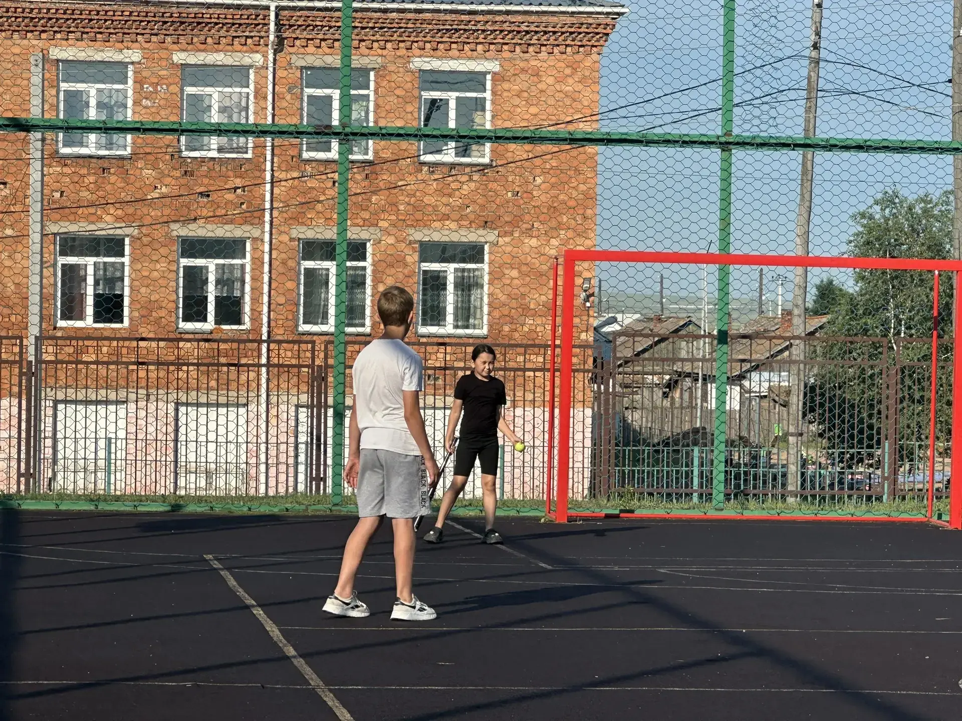 День, полный азарта и движения! ✅ 
На школьной спортивной площадке кипели настоящие страсти — ребята