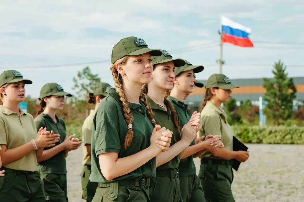 ✈️ Активистка «Движения Первых», ученица Дударевской школы Софья Попова проходит обучен...