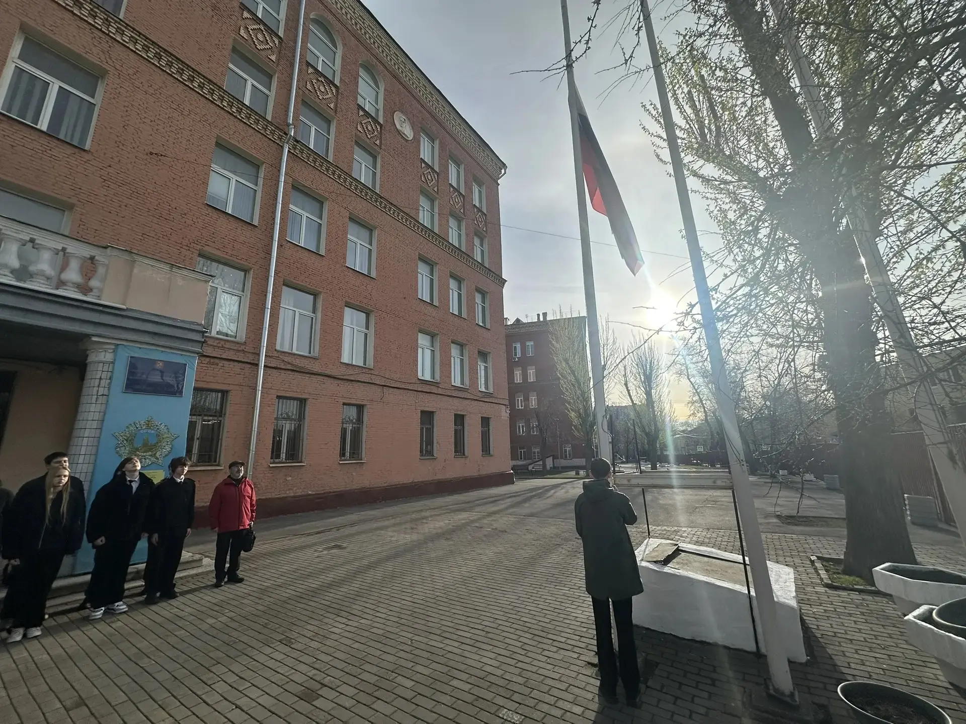 ЦЕРЕМОНИЯ ПОДНЯТИЯ ФЛАГА   🇷🇺 Учебная неделя после каникул традиционно началась с торжественной цере