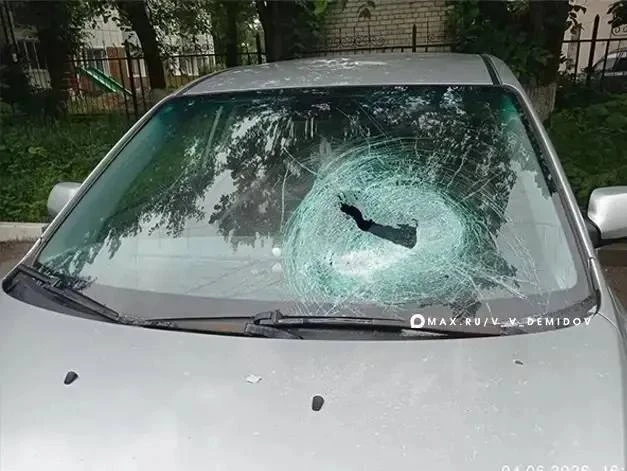 Беспилотник упал во дворе многоквартирного дома в Белгороде.