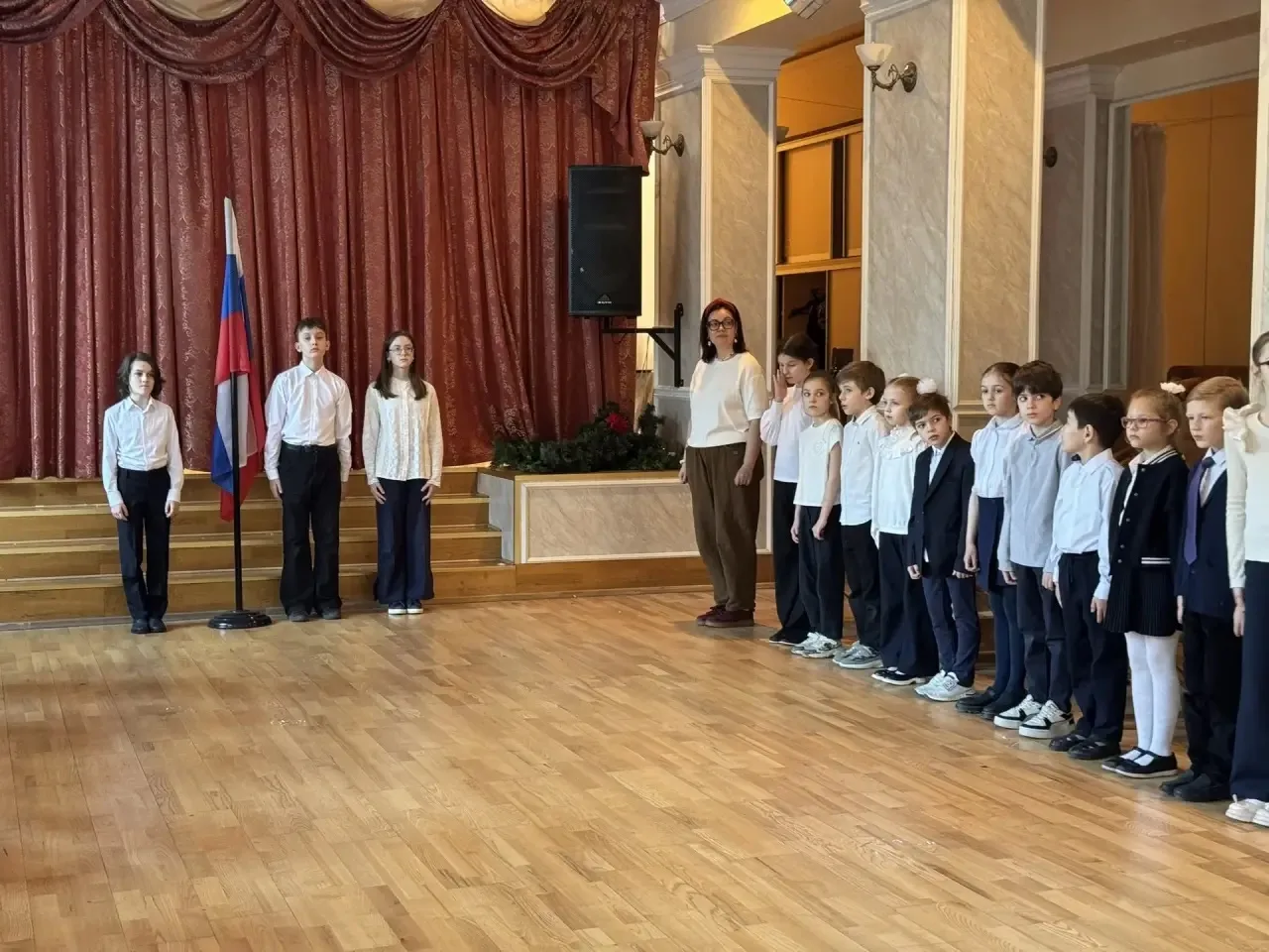 Утро понедельника — это не просто уроки, это традиция!🇷🇺  Сегодня право поднять флаг РФ получили наш