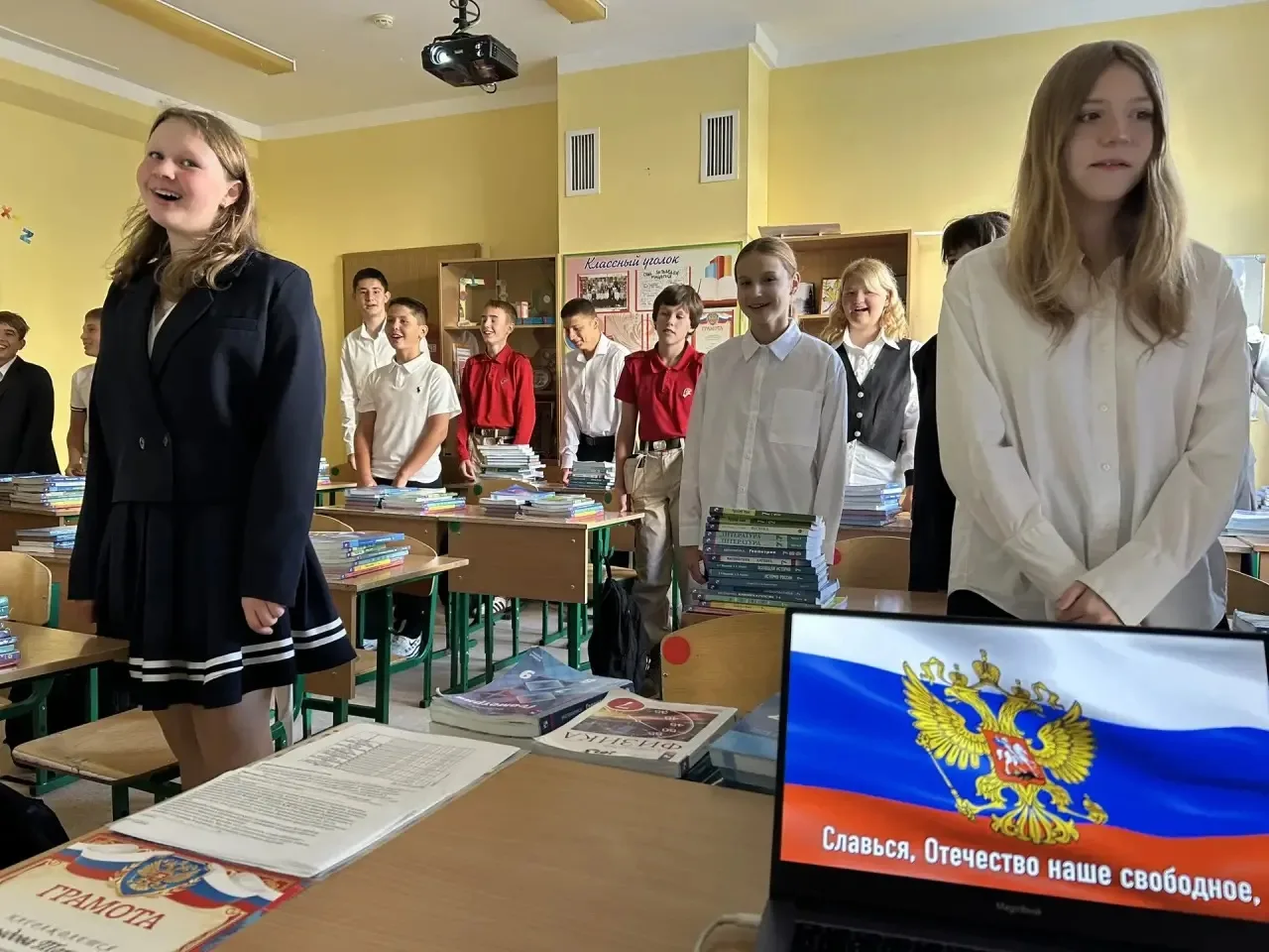 🇷🇺 Сегодня в МОУ СОШ №33 прошли первые в этом году «Разговоры о важном», посвящённые ...