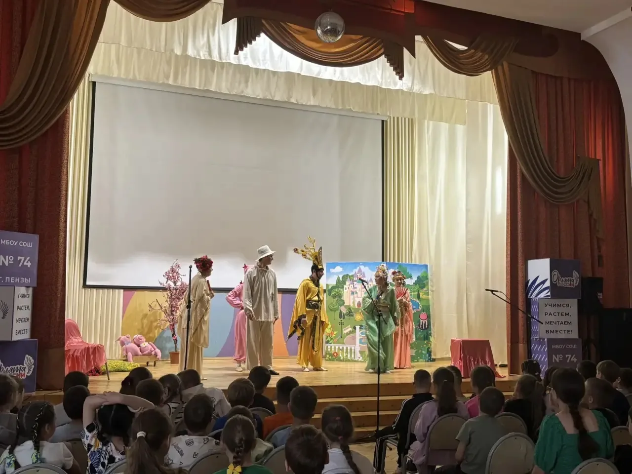🎭 День театра в школьном лагере: сказки, сцена и спортивные достижения! 🎭

В нашем лагере был неве