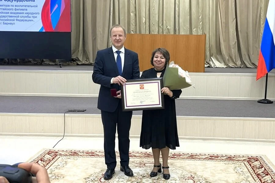 Заслуженная награда! 🔥✨

Накануне Дня России Губернатор Виктор Томенко вручил жителям региона госуд