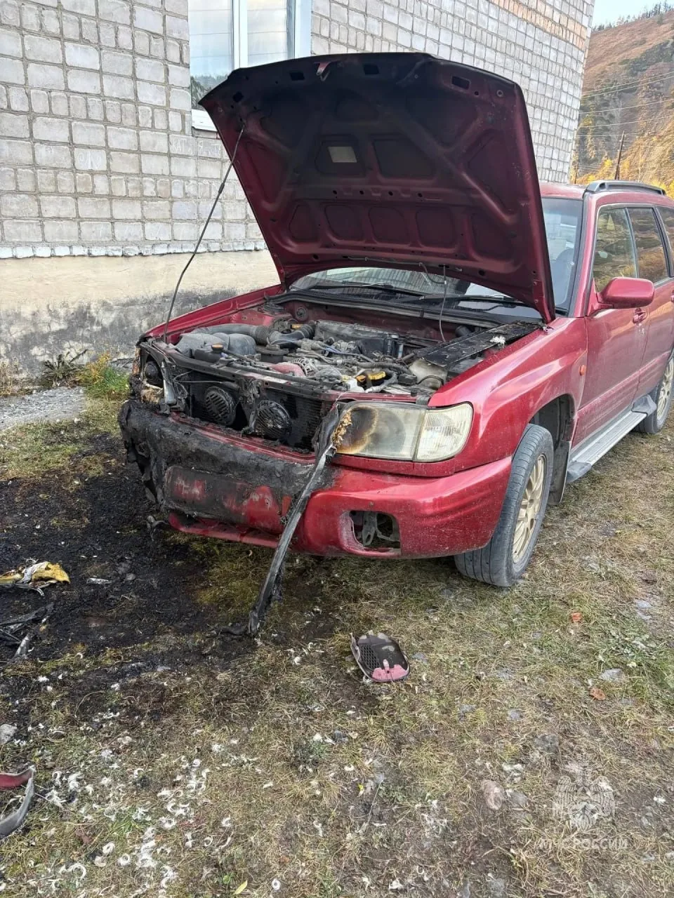 Житель Абазы выкинул горящий матрац с балкона и поджег чужую иномарку.