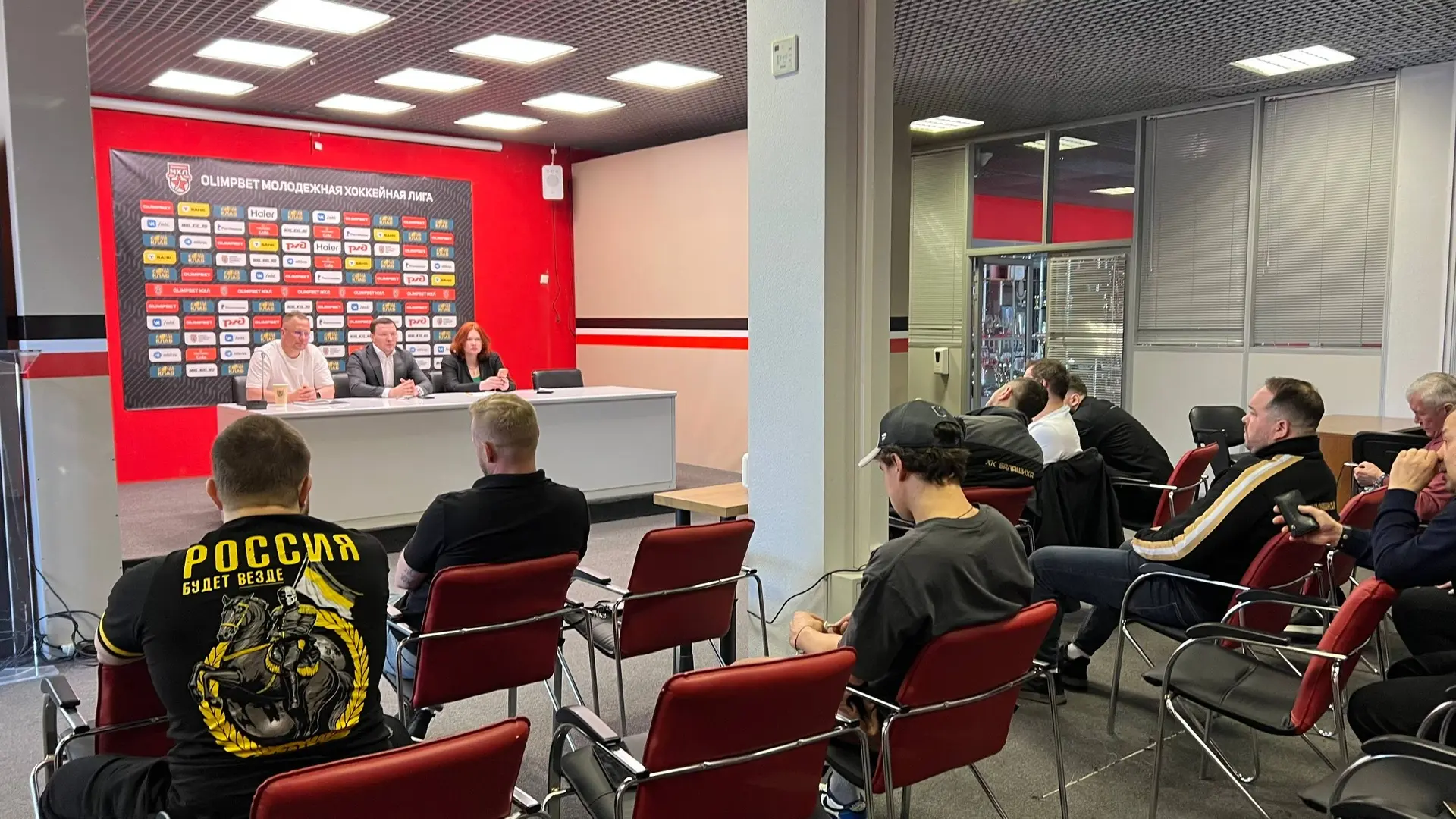 🏒 Провели собрание тренерско-преподавательского состава отделения хоккея