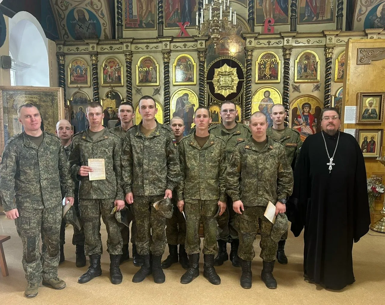 Духовная опора защитников: экскурсия военнослужащих в Свято-Троицкий храм г. Бологое
