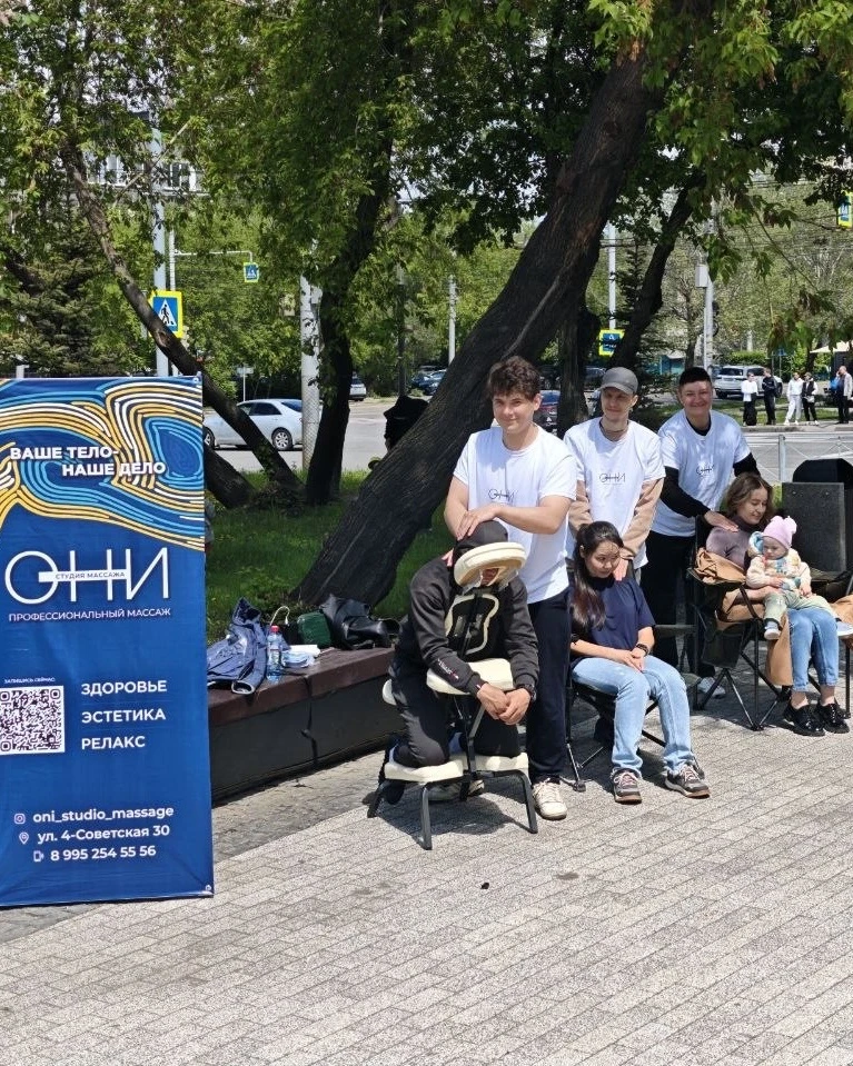Сегодня мы на празднике для мам и детей «Едем в лето» возле театра кукол «Аистёнок»