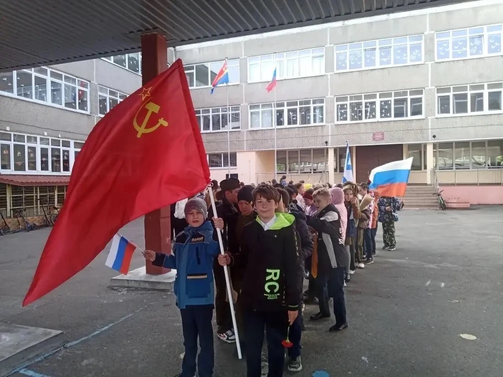 Сегодня, накануне великого праздника Дня Победы, обучающиеся младшего корпуса нашей школы совершили 