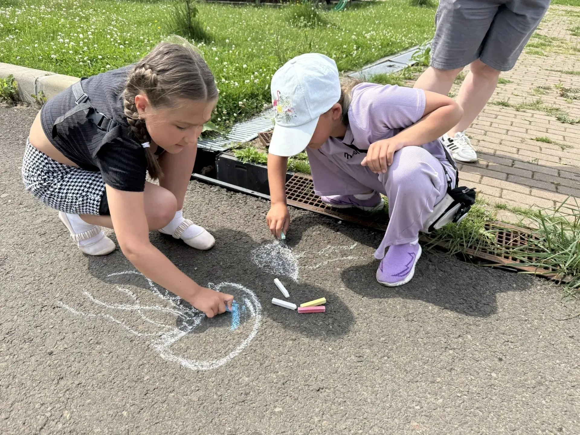 Лето на асфальте: творческий десант в городском парке
Воспитанники СРЦН «Отрадное» провели яркий и н