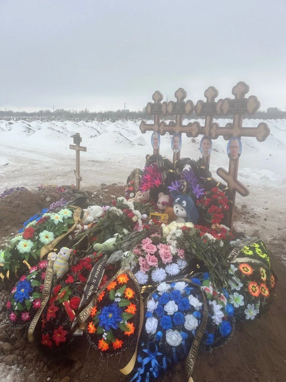🕯 В ритуальном центре «Обелиск» состоялась церемония прощания с семьёй, трагически погибшей. Эта утр