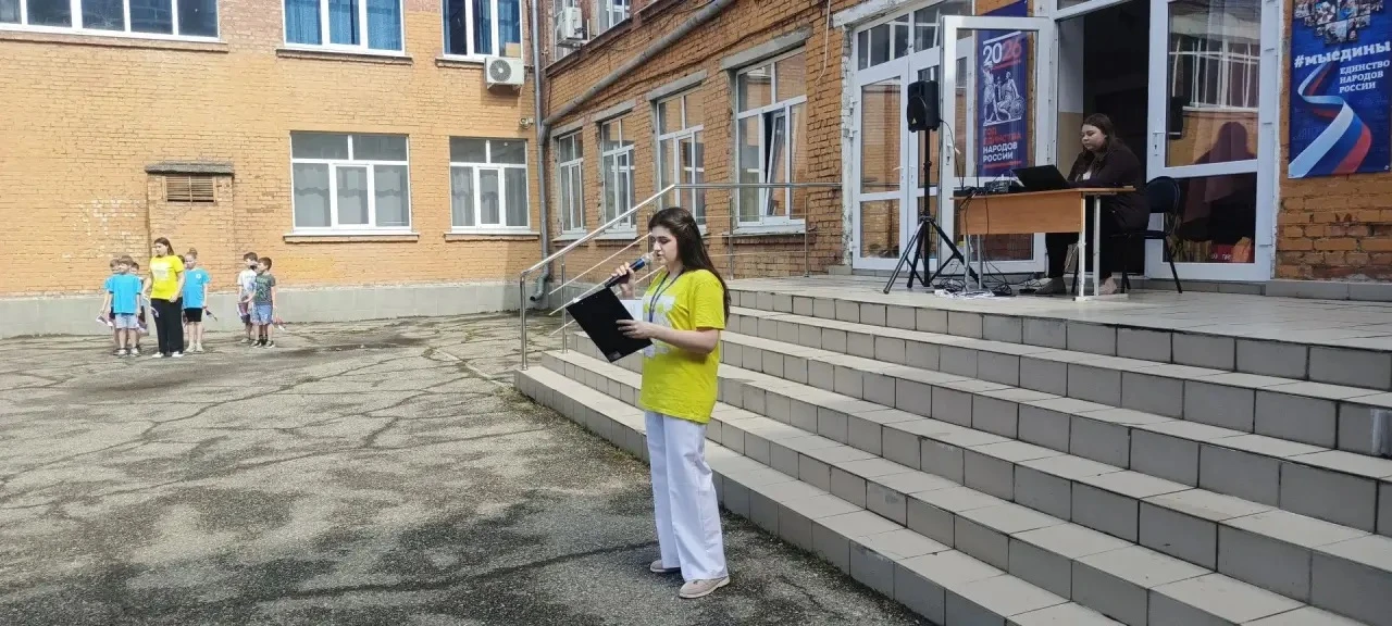 Утром в лагере прошла торжественная линейка, посвященная Дню России. Поднятие флага, пение гимна Рос