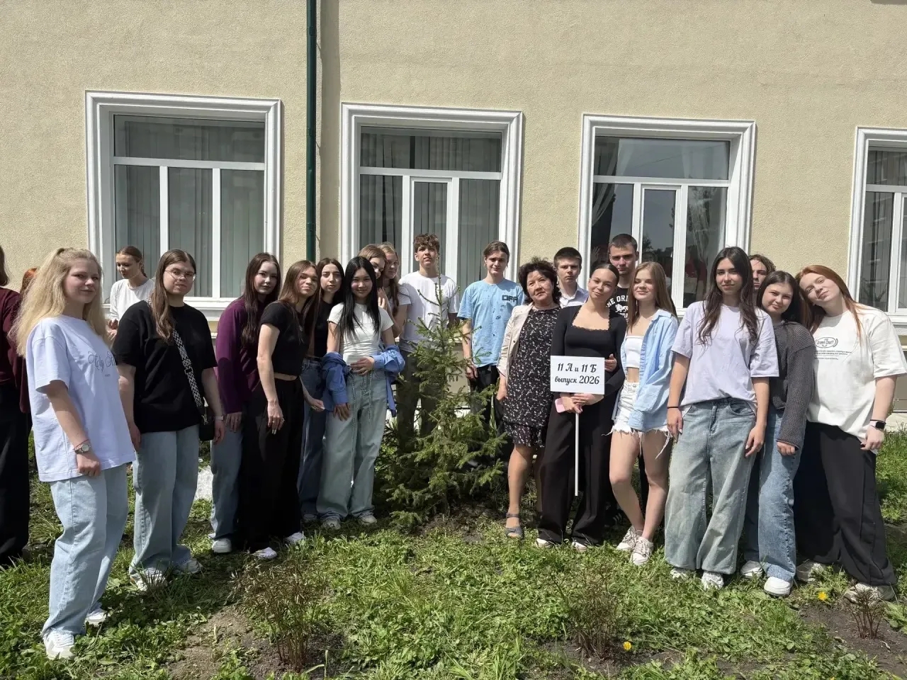 💚Следуя традиции лицея, выпускники 2026 года посадили деревья во дворе лицея. Надеемся, что ребята 