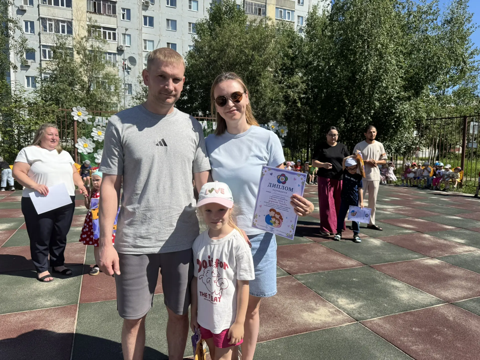 Быть семьей - значит...❤

С Днём семьи, любви и верности!🌼
Пусть в каждом доме царят тепло, взаимоп