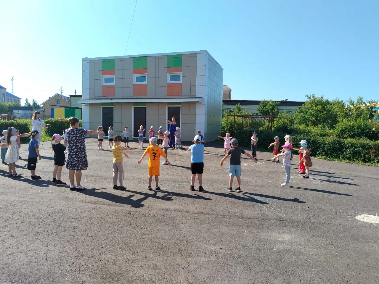 Вместе веселее:дружно делаем зарядку! Энергия,улыбки и движение- вот наше утреннее правило!