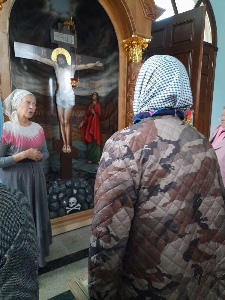 В преддверии Дня Святой Троицы группа женщин "серебряного" возраста, под руководством С...