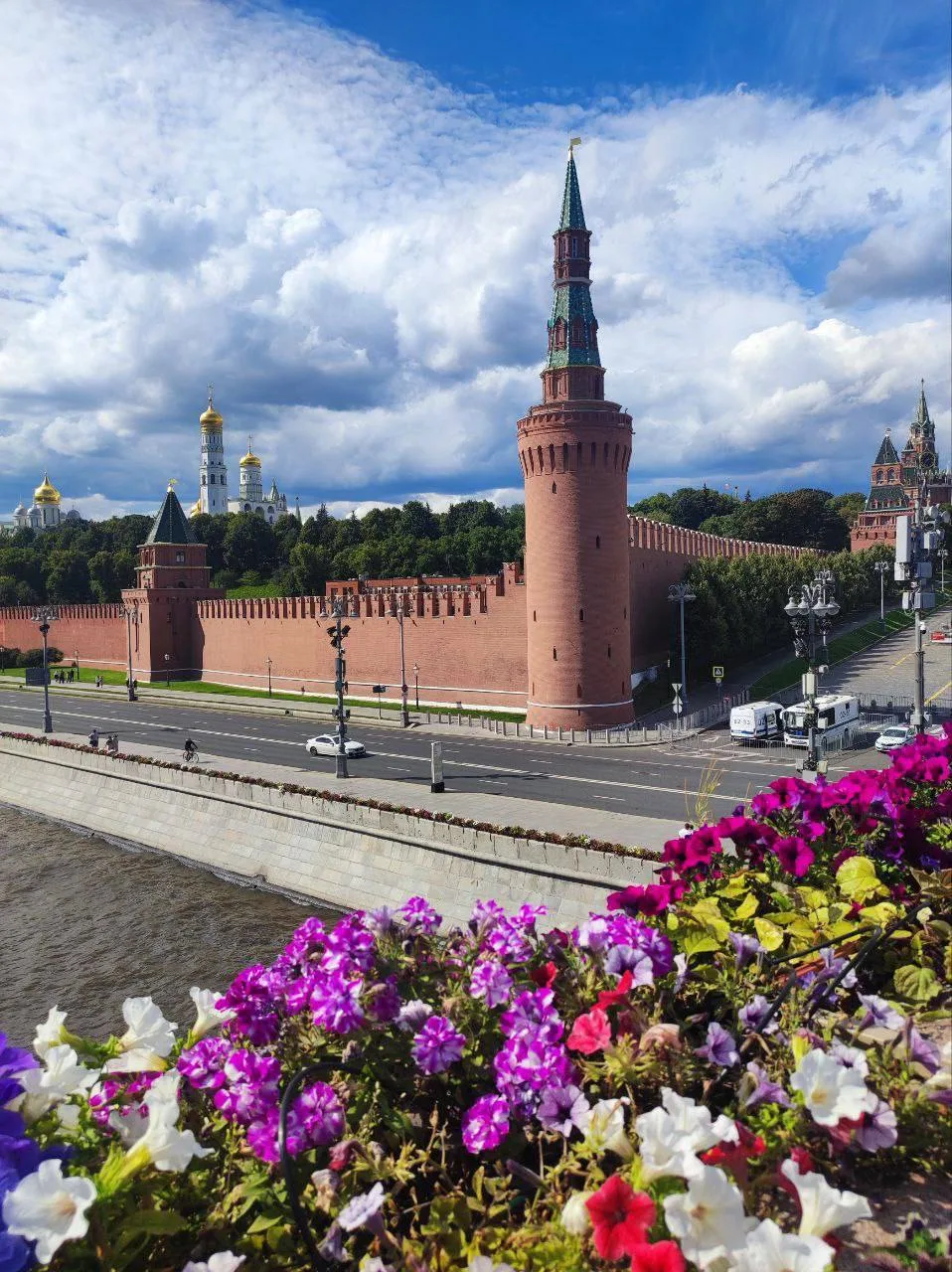 От всей души поздравляем златоглавую Москву — великое сердце и живую летопись нашей стр...