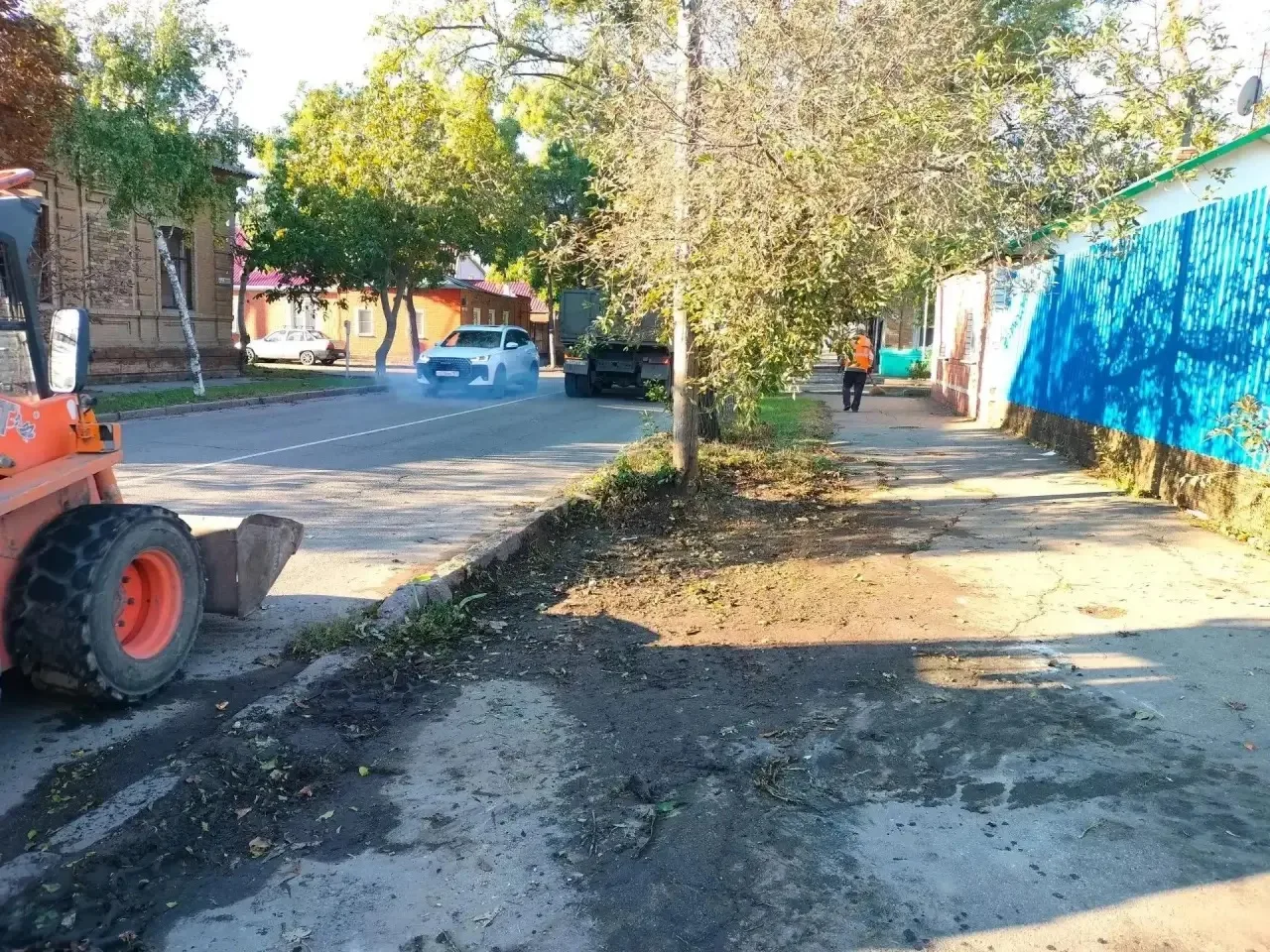 Коммунальщики продолжают наводить порядок на улицах Ейска