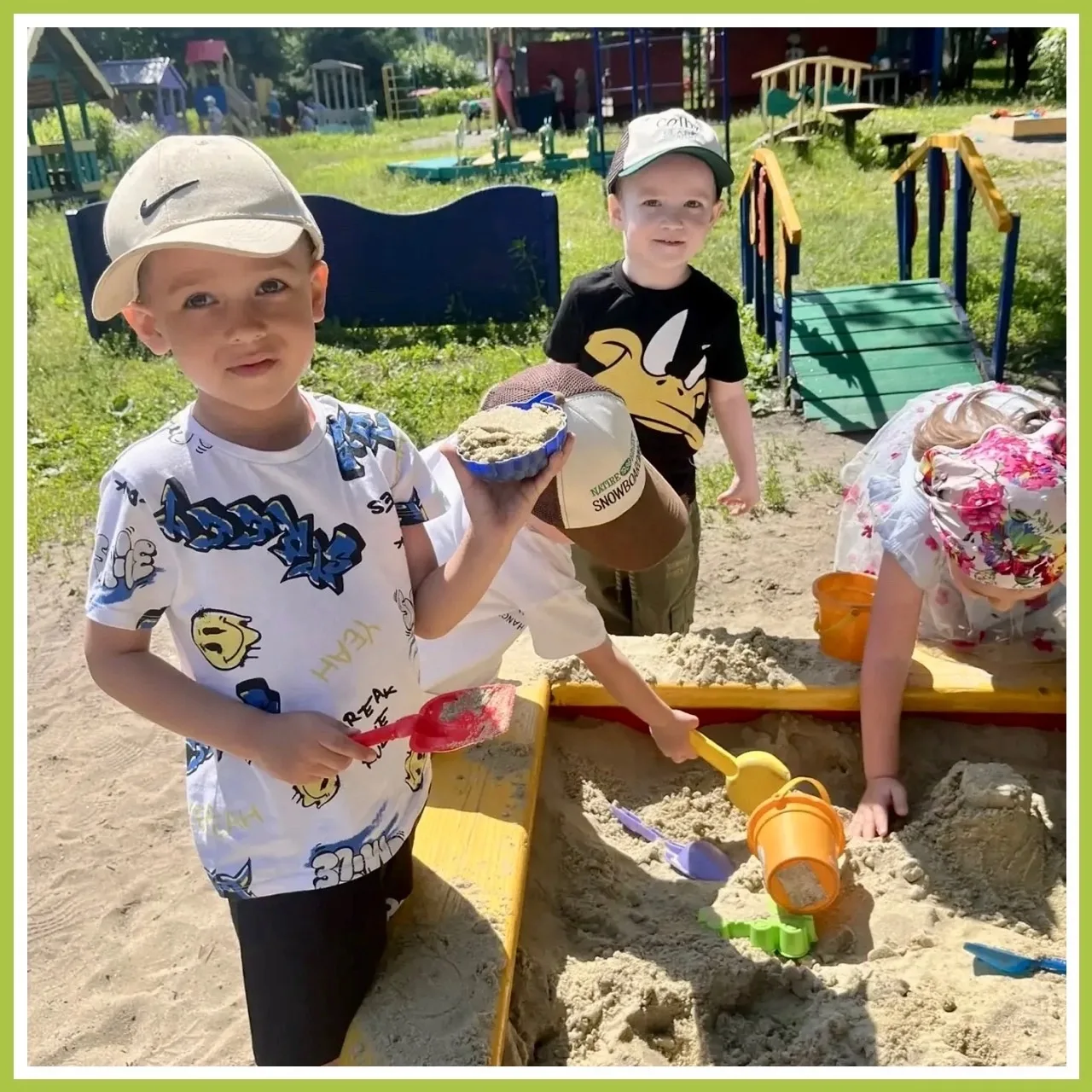 🏖️ Прогуляемся часок —
Поиграем мы в песок.
Малыши по всей планете
Обожают игры эти!

И наши ребята