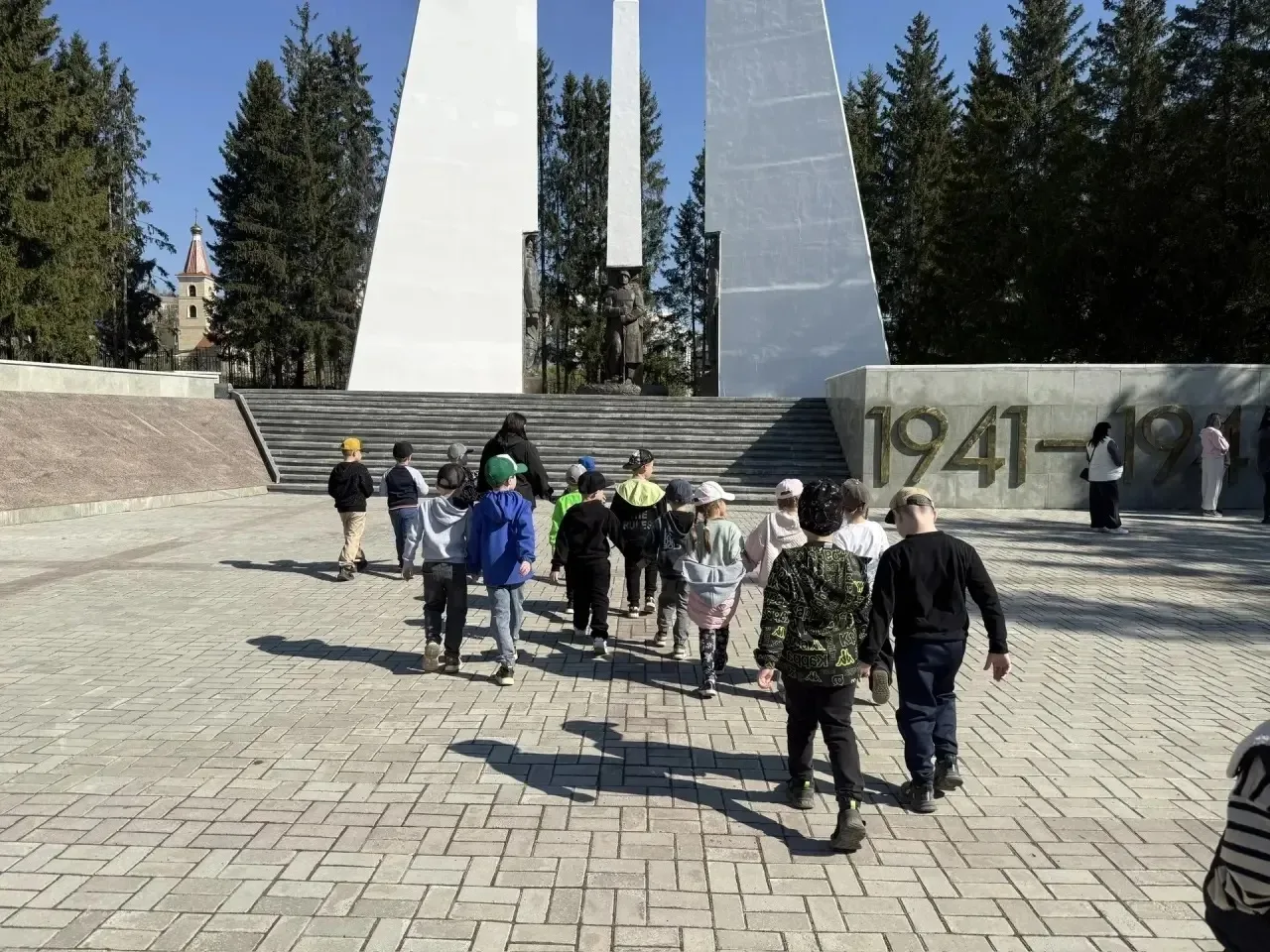 В преддверии Дня Победы воспитанники подготовительных групп вместе с воспитателями посетили Мемориал