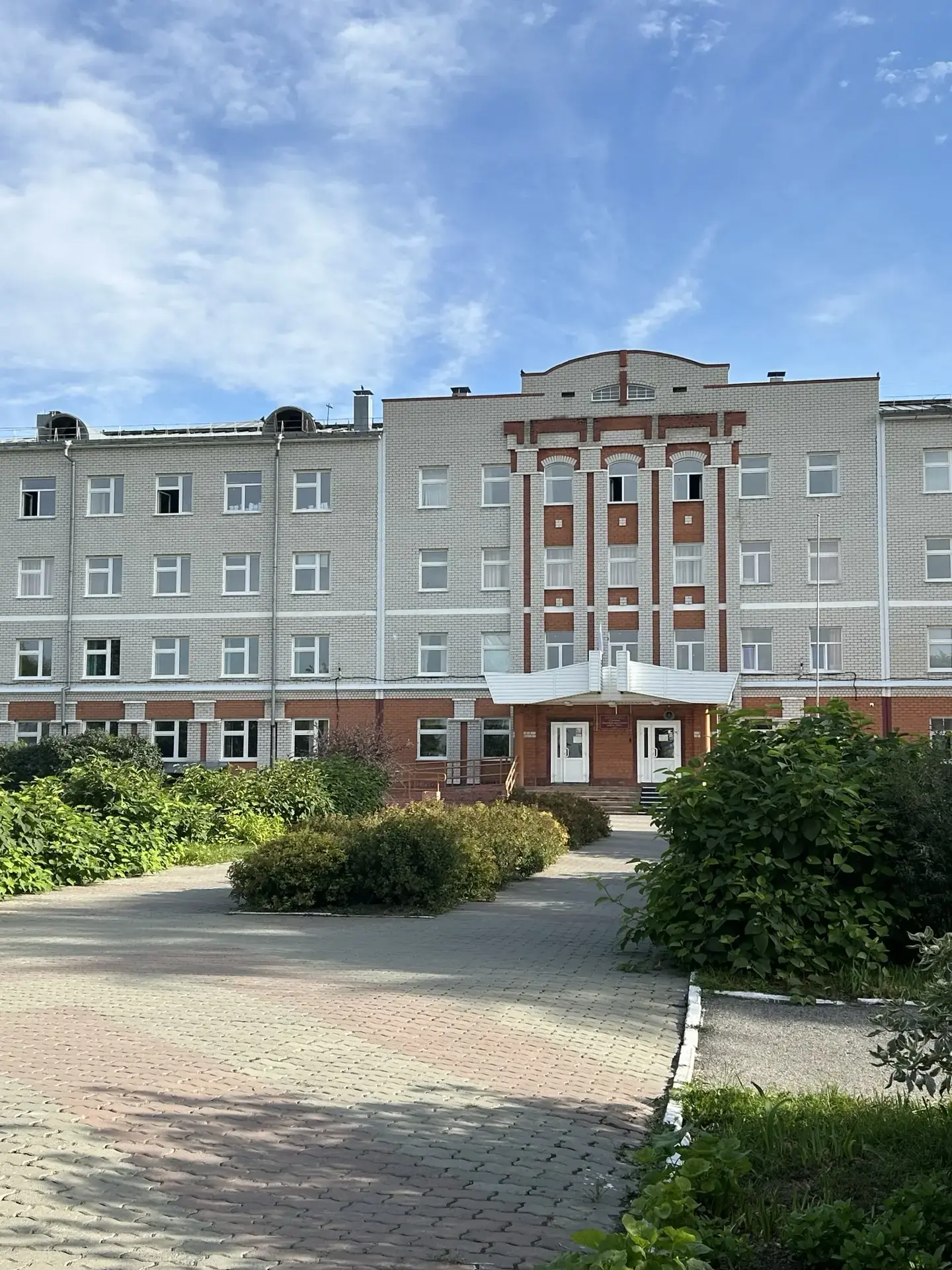 🧹 Трудовая бригада: школа готова к новому учебному году! 🏫