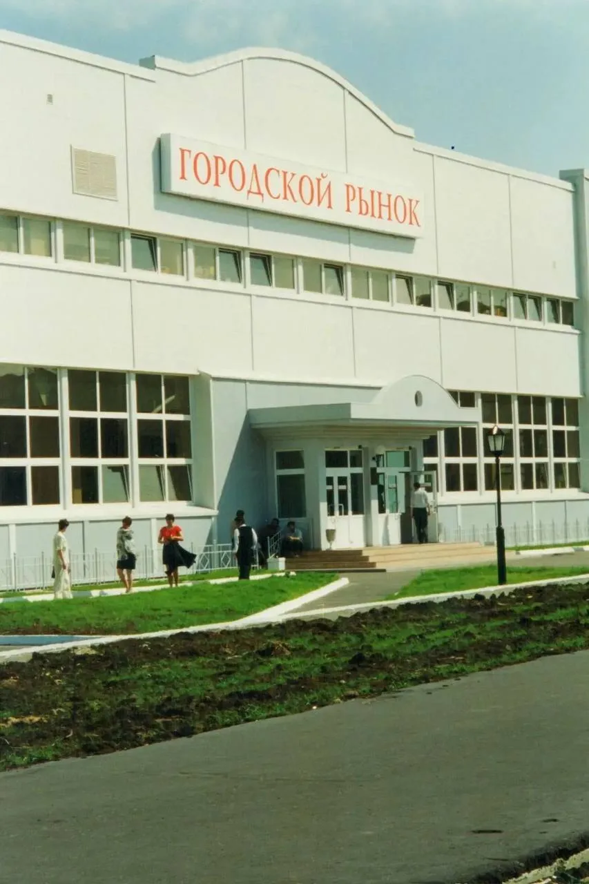 30 лет назад (1996) подписано постановление Главы города Когалыма о создании городского рынка  На фо