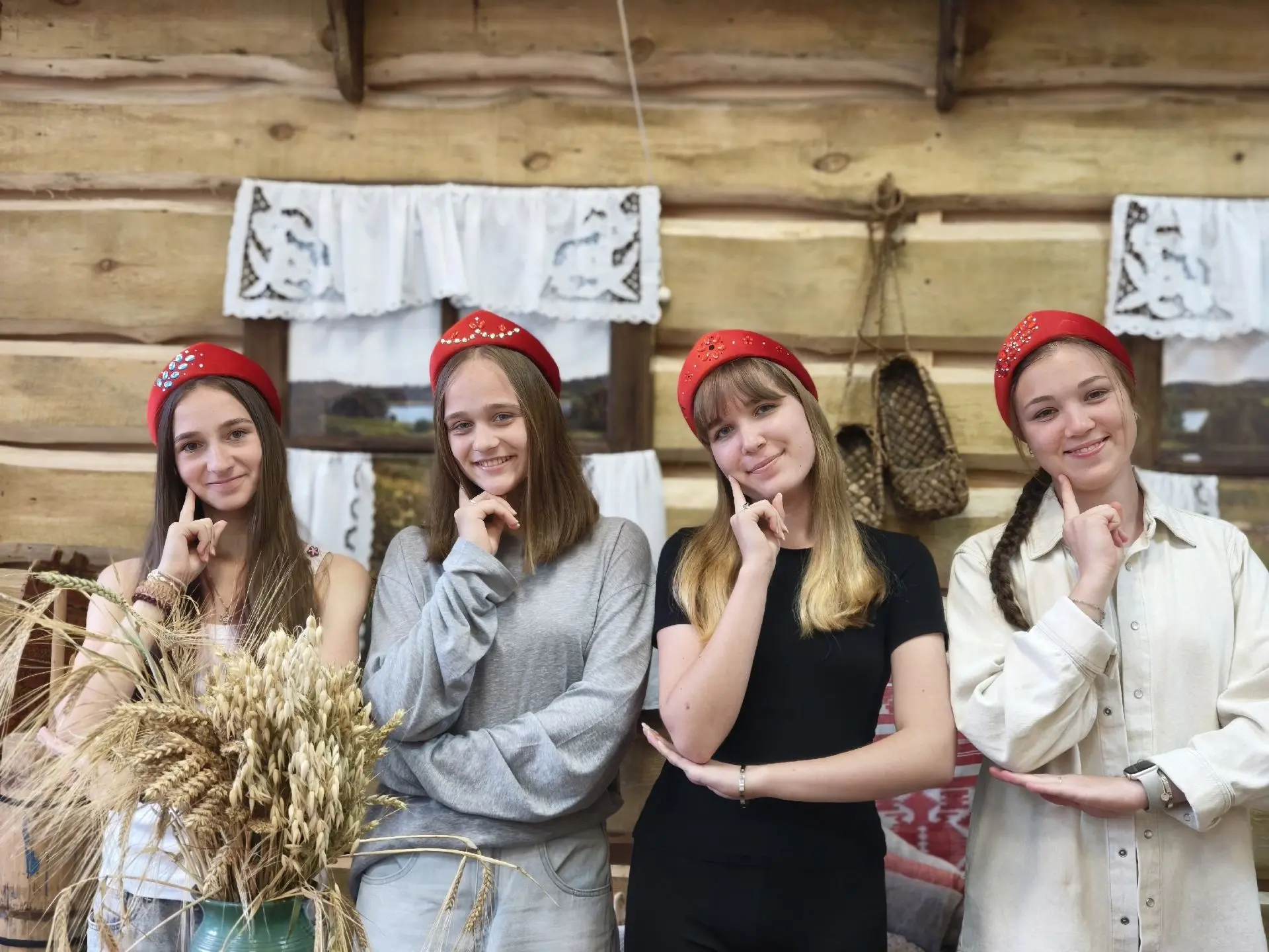 В пространстве «Молодежного активатора» МК «Бриг» прошел мастер-класс по украшению кокошников страза