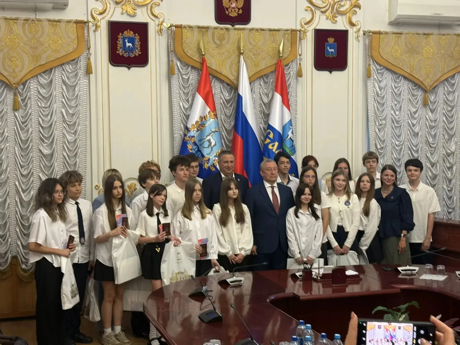 Вручение паспортов прошло в Городской Думе.