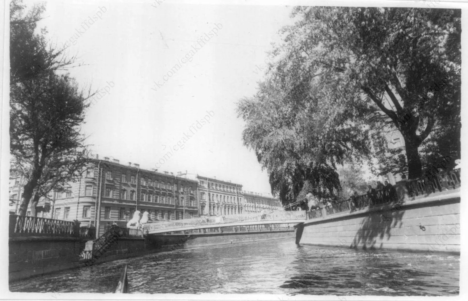 200 лет Львиному мосту

Львы в архитектурном облике Санкт-Петербурга встречаются часто. Скульптуры э
