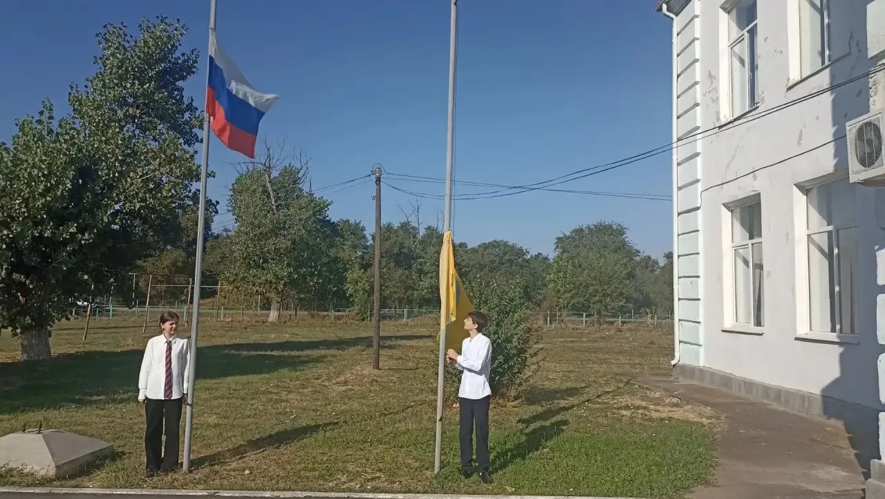🇷🇺Сегодня в нашей школе прошла очередная церемония поднятия флагов и исполнения гимно...