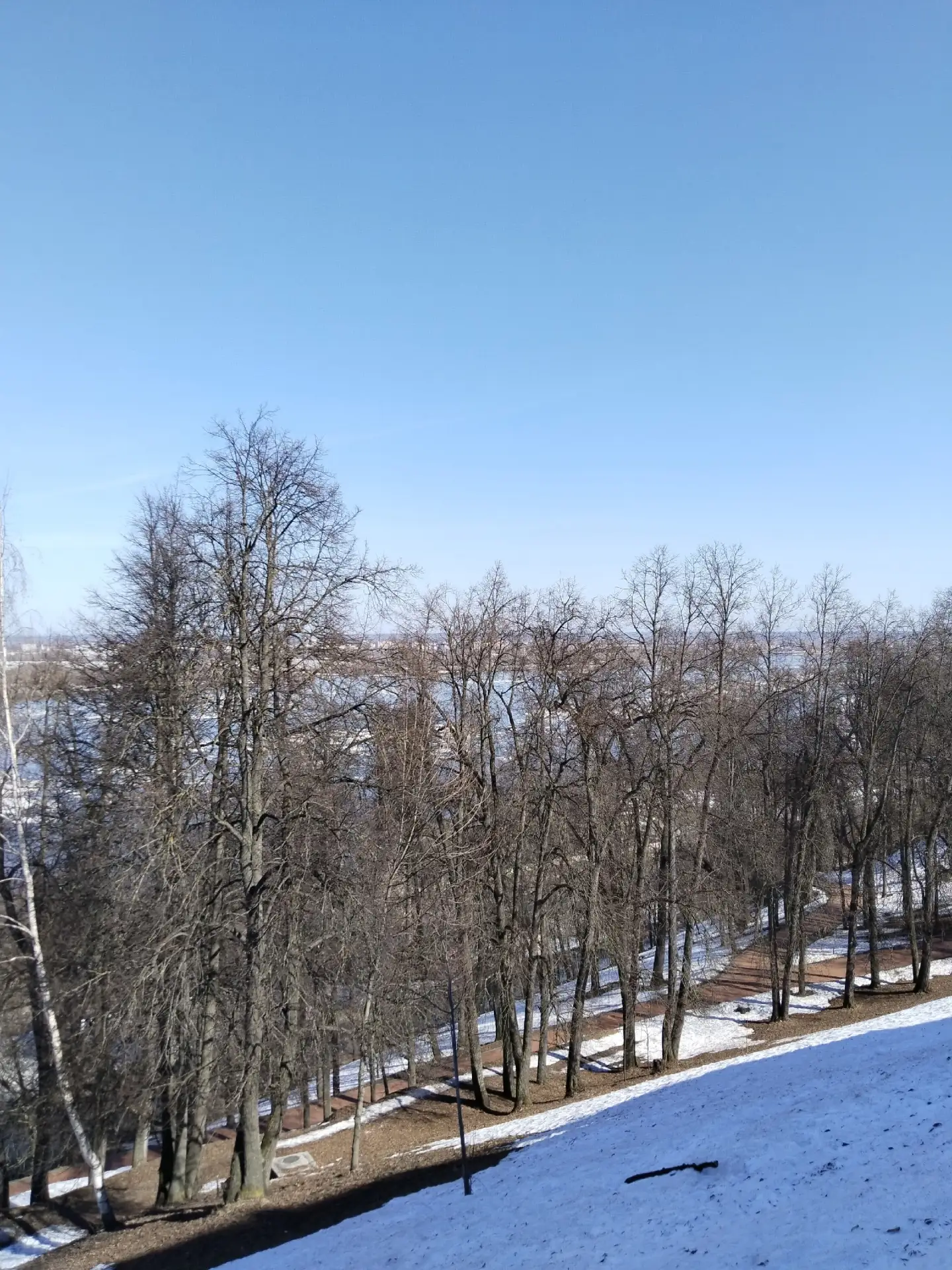 ВЕЛИКАЯ РЕКА  Мы говорим: великая река! И в тех словах невольное почтенье. За ними государства и век