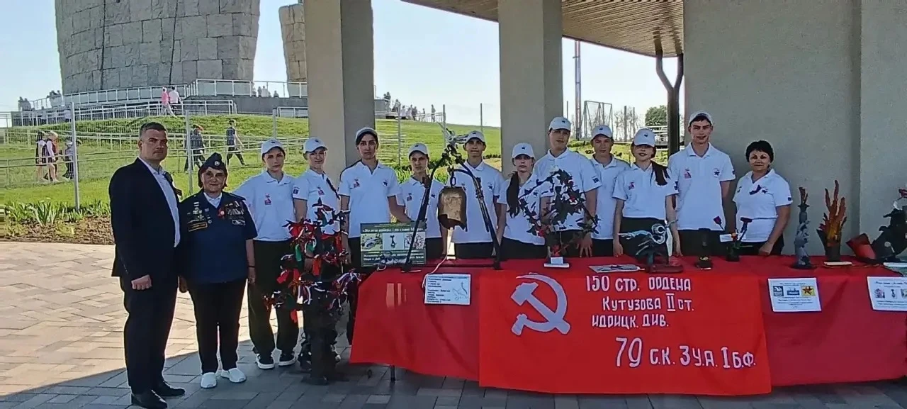 Поисковики из Азовского района развернули свою уникальную выставку «Железо войны — во славу Мира» на