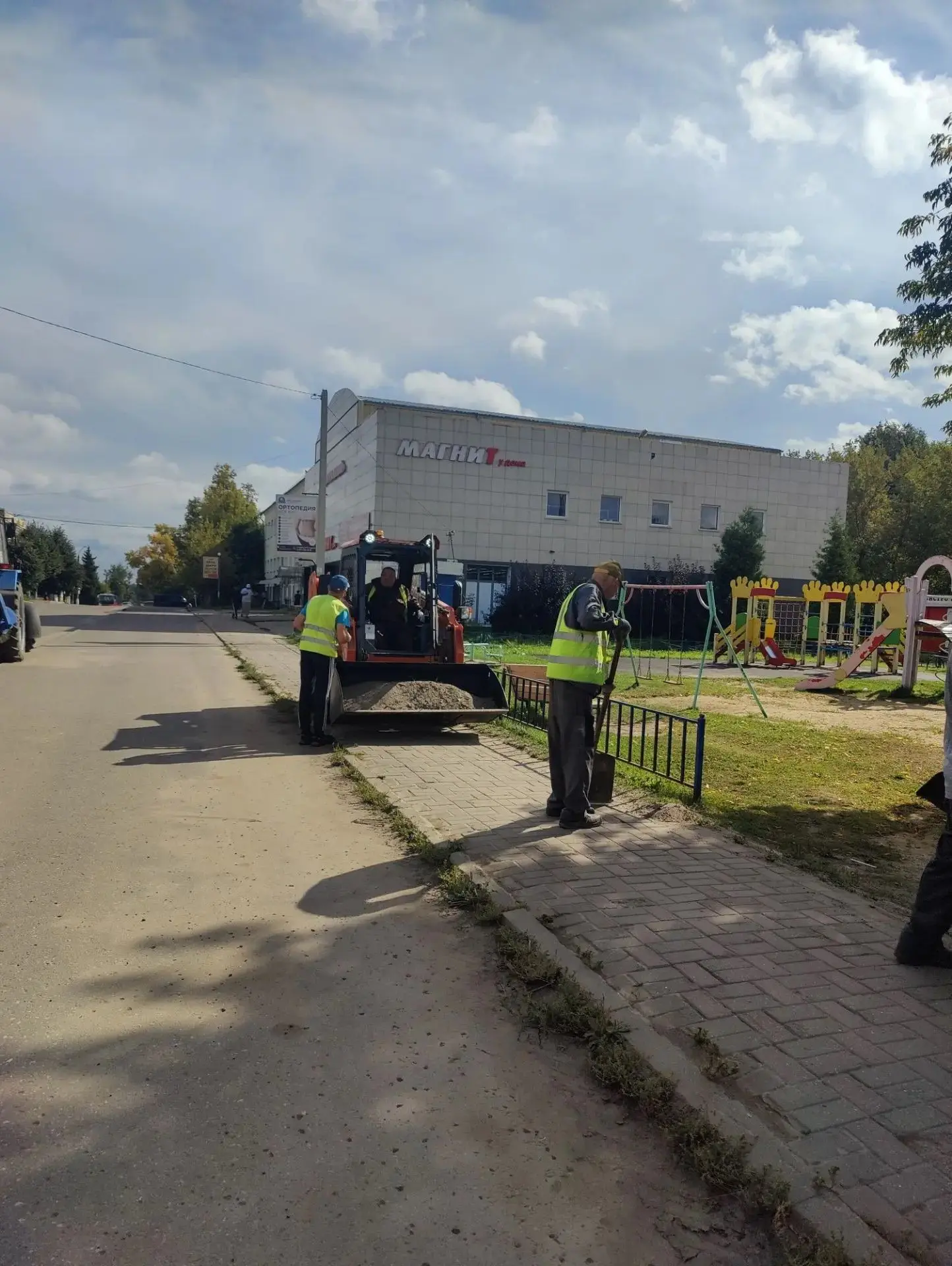 Сегодня специалисты комбината по благоустройству проводят плановые работы по санитарном...