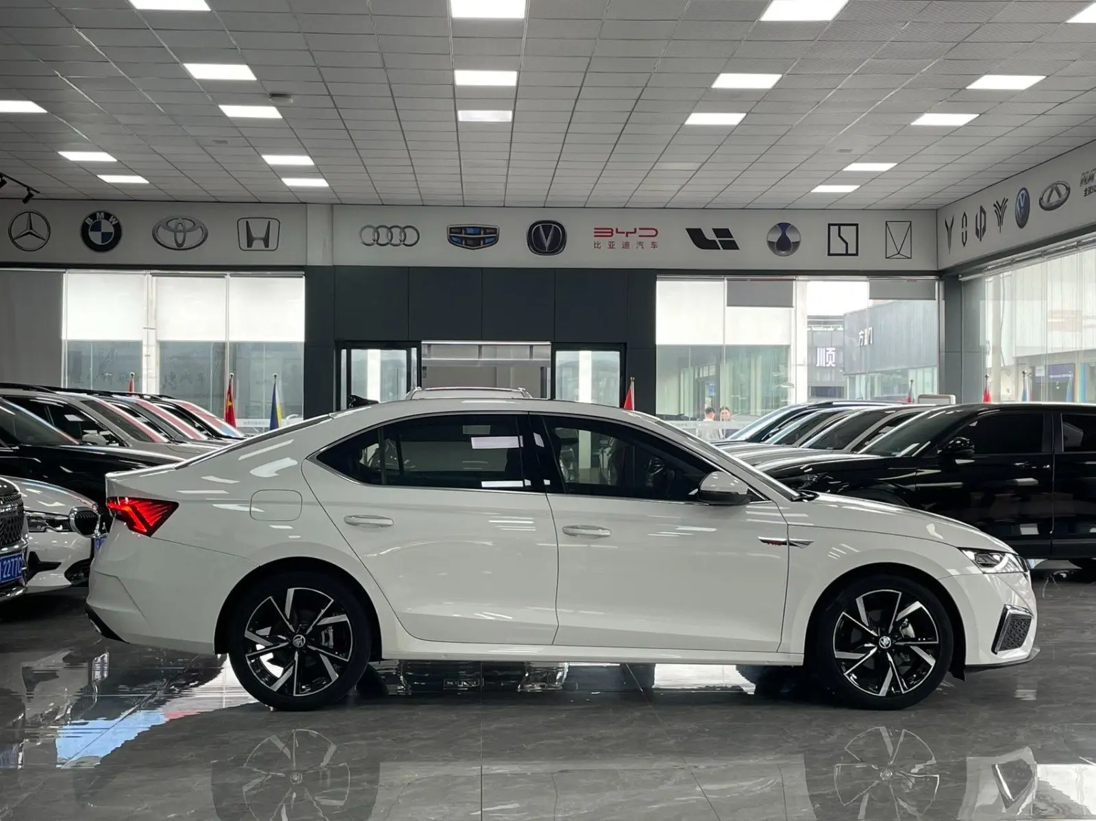 ✅ В продаже в Китае  Škoda Octavia Pro 2022 год 38 000 км 1.4 бензин - 150 ЛС Передний привод  ✅ Ком