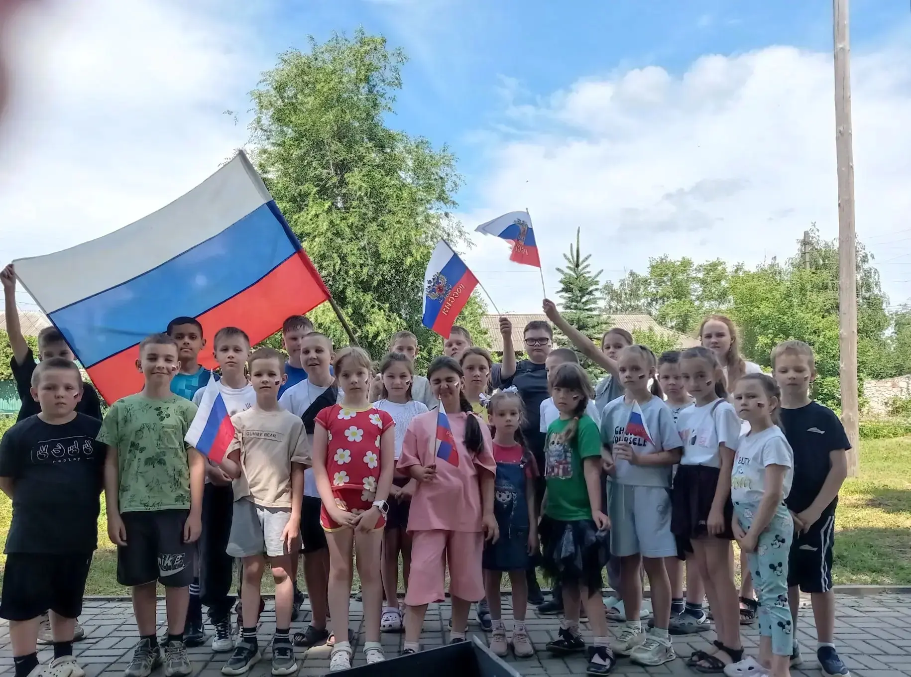 В преддверии празднования Дня России ребята из пришкольного лагеря «Солнышко» с воодушевлением присо